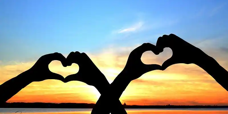 蓝色橙红晚霞手剪影比心浪漫唯美海报背景七夕情人节展板背景