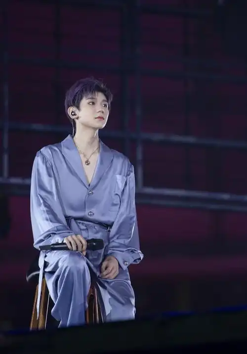 原创王源开始叛逆了一头蓝发放荡不羁v领衬衫真禁欲