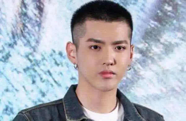 吴亦凡,五官很精致,即使是寸头也不减帅气,而且更有男子气概.