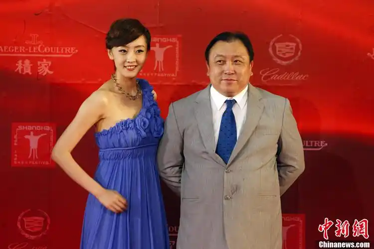 上海电影节开幕王晶携刘洋红毯演绎老少配
