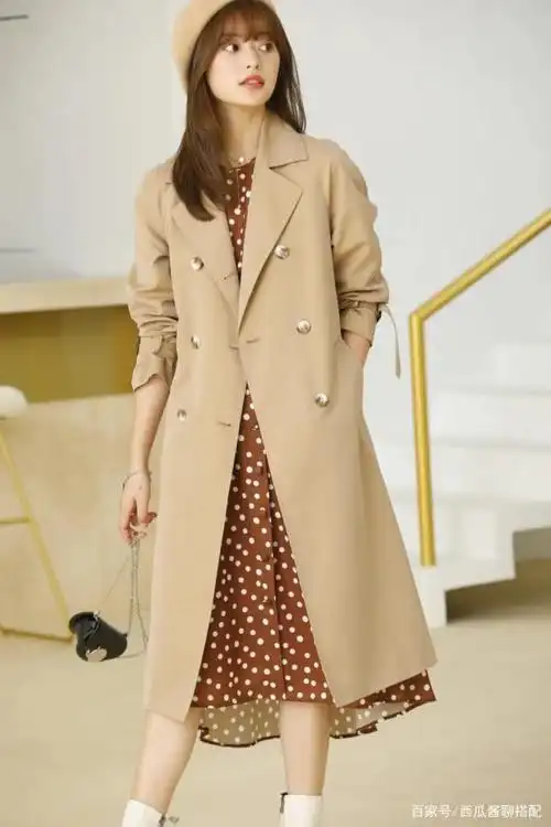 长款风衣也可以穿得很休闲,随性又大气,感觉走路都带风,卡其色是风衣
