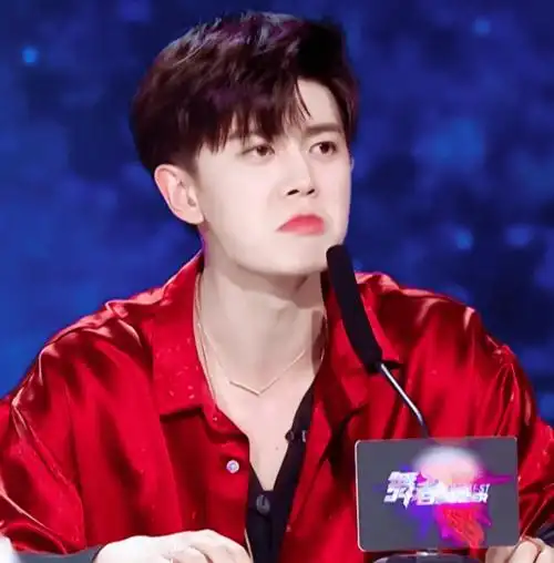 任嘉伦红色系造型太撩人看两张就沦陷你能坚持到第几个画面