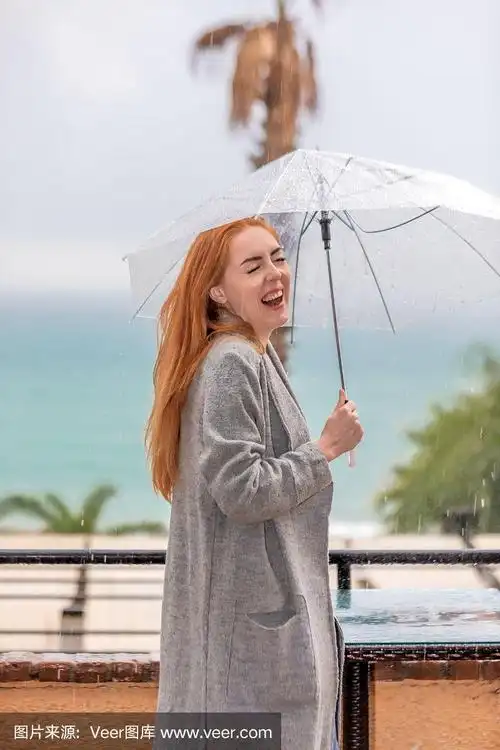 女人在雨中撑着伞