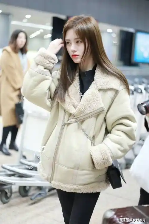 原创鞠婧祎的腿太细了吧这么紧身的裤子都能塞进去真不信她有76斤