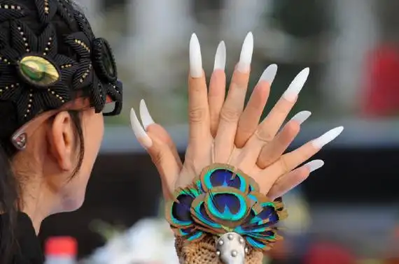 54岁杨丽萍长指甲吓人图,杨丽萍为何从来不吃米饭?