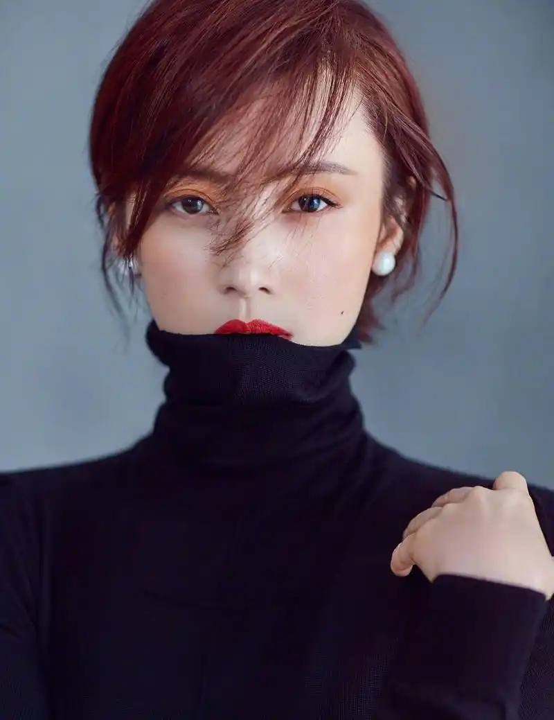 蒋勤勤从冷艳红唇美女到温柔淑女,两种风格转换自如都是女神范