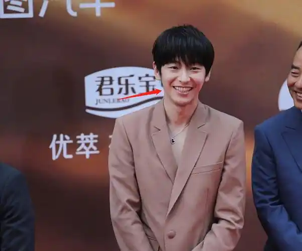 华表奖红毯名场面:王一博裤子开线,张天爱险撞吴磊,娄艺潇变脸