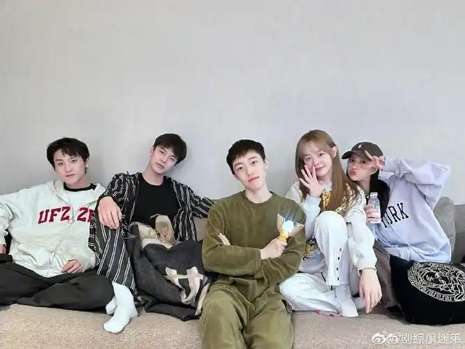 刘些宁聚会合照##刘些宁何与聚会合照