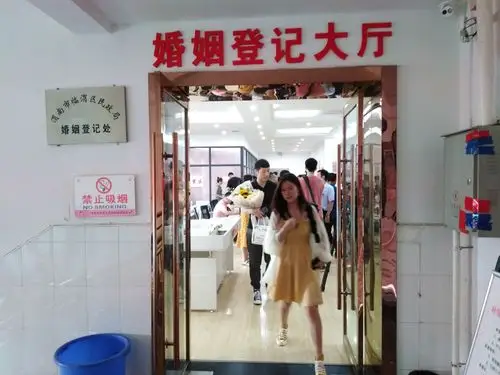 临渭区民政局婚姻登记处"七夕节"新人扎堆领证秩序井然