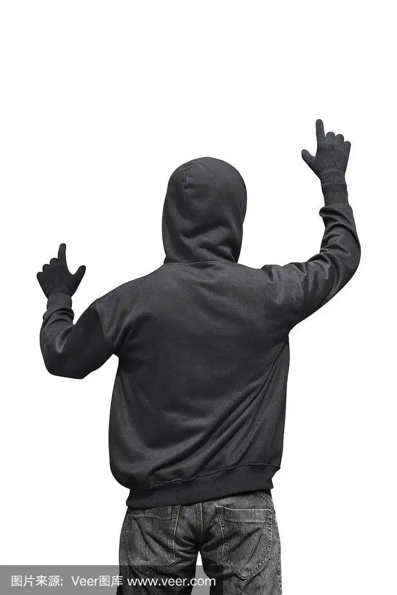 兜帽黑客摸东西的背影