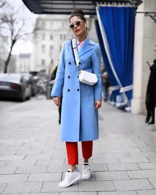 蓝色配什么颜色好看最专业的蓝色穿搭解析