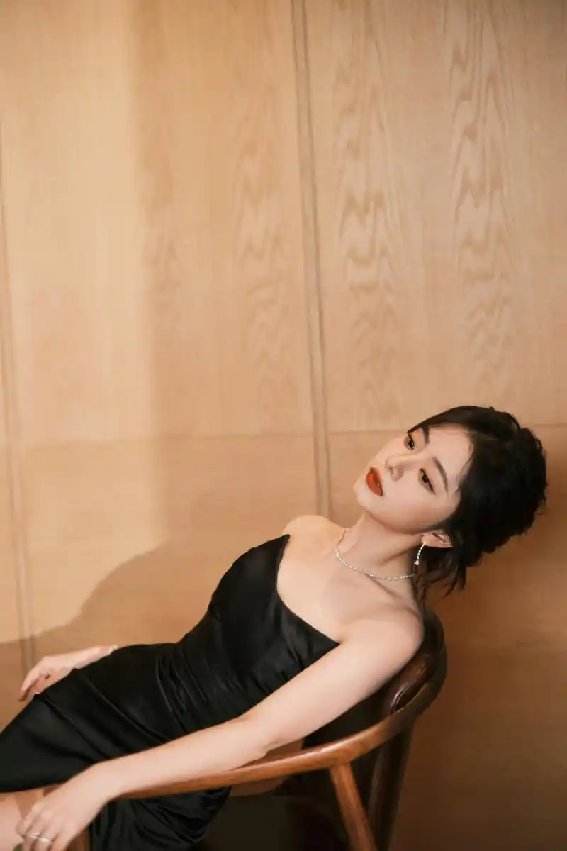 #谭松韵黑色缎面垂感礼服##谭松韵锁骨窝好明显# 谭松韵还得是你,哇一