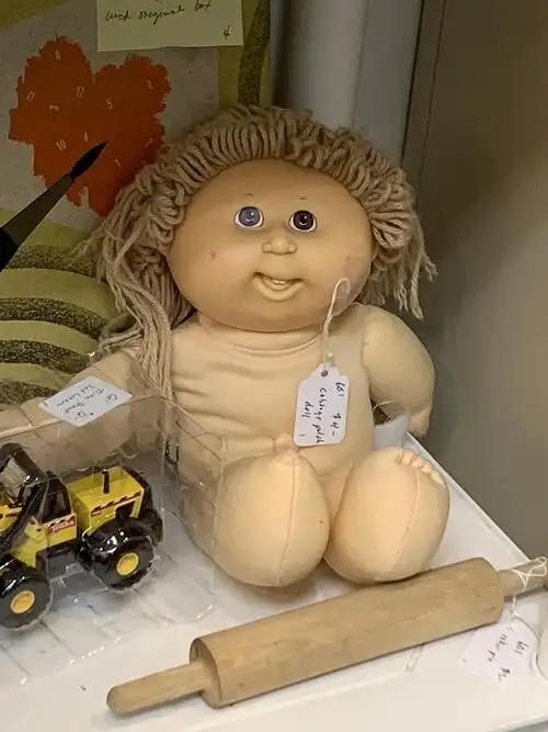 丑的难以置信的娃娃