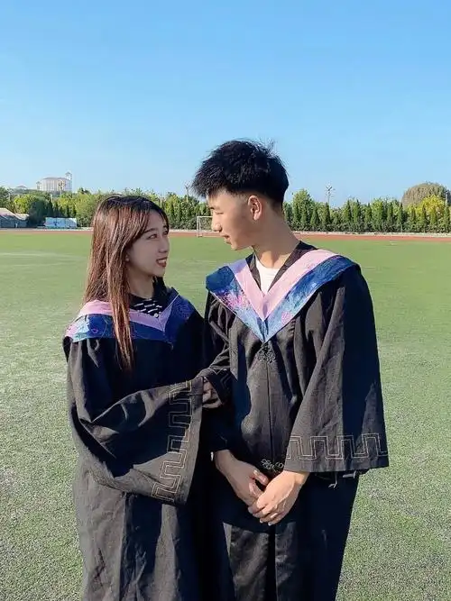 日常分享学士服情侣照6903