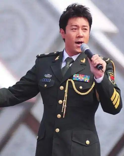 平日里低调的蔡国庆在参加综艺节目《同一首歌》时,却做出了极度谄媚