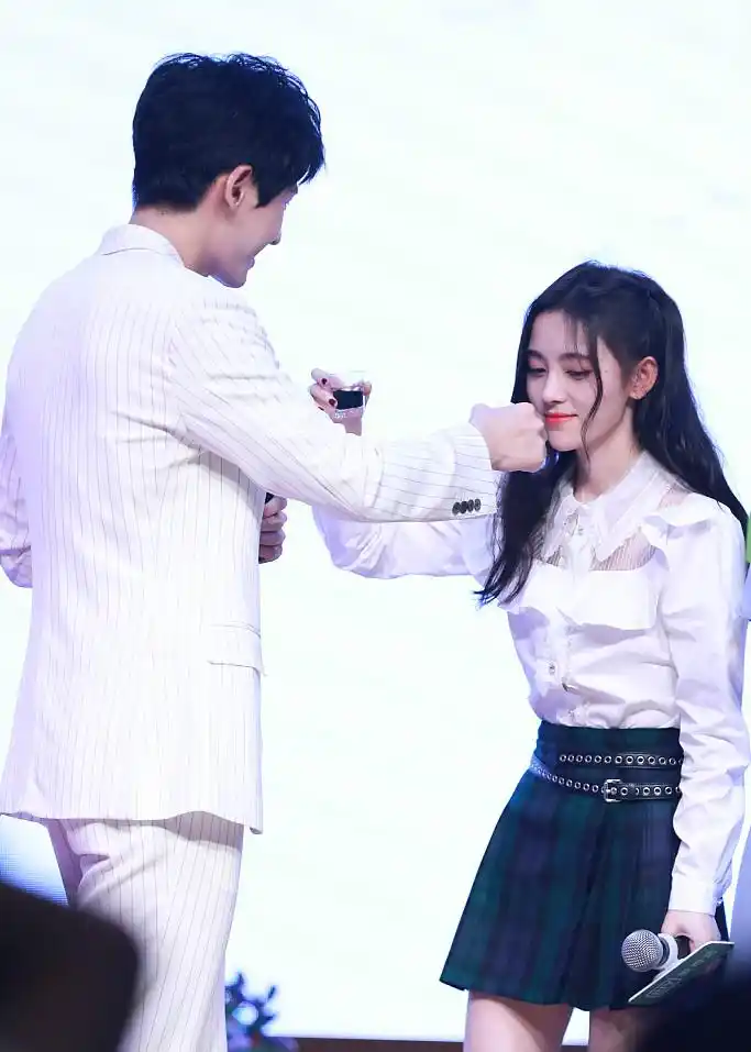 假戏真做?鞠婧祎调侃张哲瀚"亚洲醋王",交杯酒亲额头甜齁了