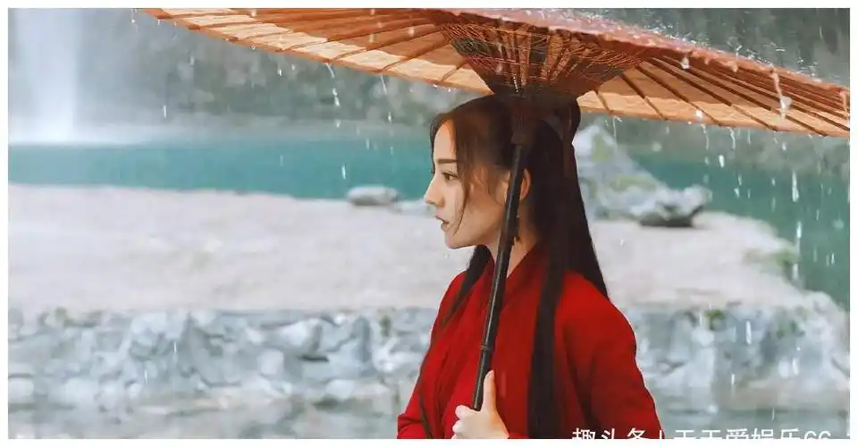 撑伞场面:肖战心酸落泪热巴古韵惊艳,她简直小说女主角!