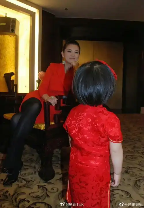 王诗龄的眼神#这就是很平常的母爱啊,满心满眼的温柔,李湘自己说怀孕