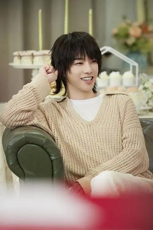 华晨宇发布萌探探探探案录制写真简约穿搭慵懒舒适