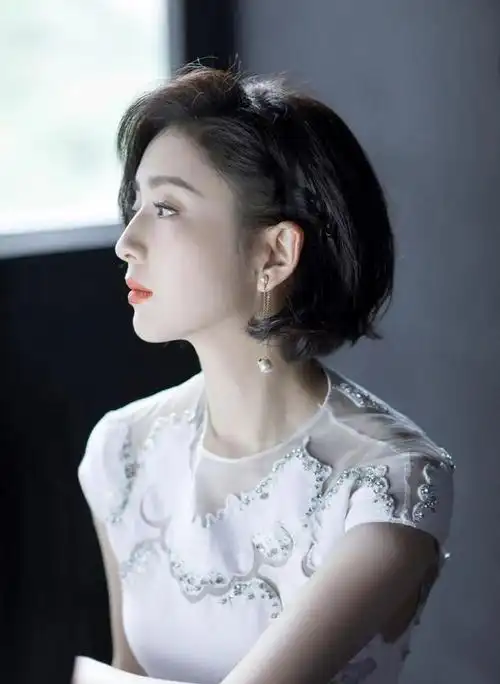 被37岁佟丽娅美到!只是短款发型气质都不一样,贵妇感愈发明显