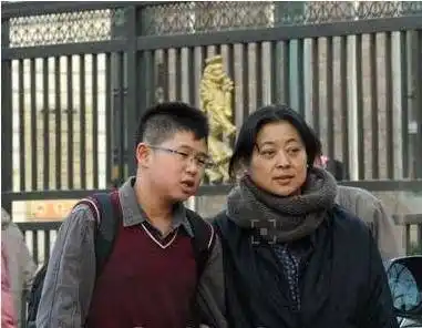 倪萍在最好的年龄没穿过连衣裙,却历经了五段坎坷情史,还曾陷入三角恋