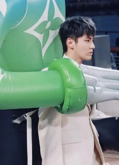 吴亦凡背巨型玩偶走秀,名牌的时尚凡人不懂,他怎么忍住不笑的?