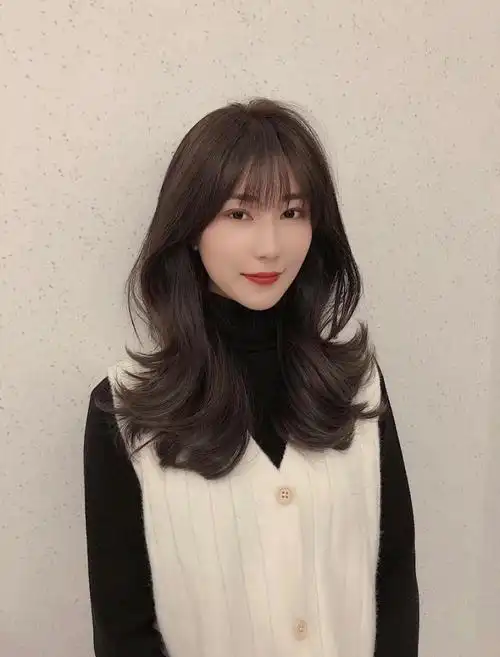 巧克力色发色是与深棕色,重咖啡色,褐色相近的一种高级 显白 不挑肤色