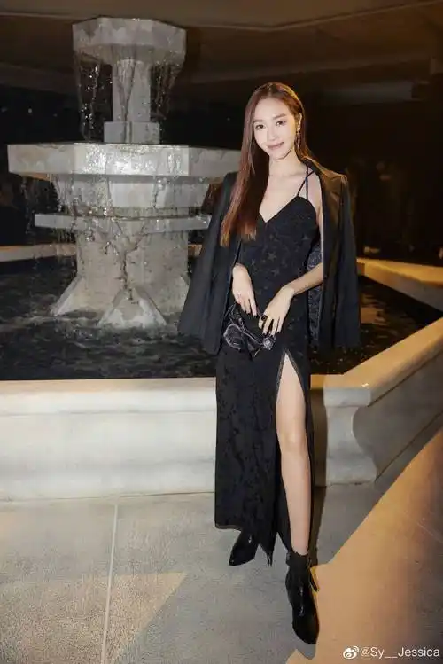 郑秀妍穿黑色吊带长裙秀事业线!