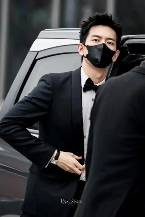 李现时尚芭莎慈善晚会黑西装造型路透来了……|李现|时尚芭莎|口罩