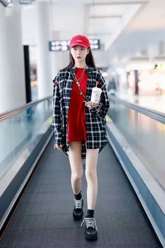 沈梦辰进军时尚圈,机场凹造型,清纯可爱,美如校花!