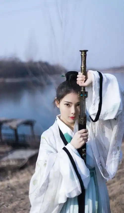 "身着一身白衣的少年摸着手里的那把剑说道,之后放下手里的那把剑,又