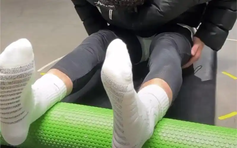 壮壮妈的白袜大脚真好看