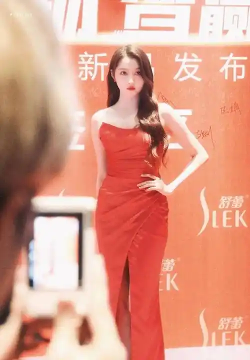 关晓彤和玫红的长吊带裙真好看,慵懒的卷发华丽丽,好迷人_漂亮_玫瑰