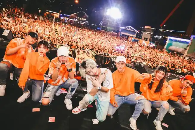 小鬼与粉丝大合照不完全整理~音乐人王琳凯出道两年,13 个音乐节,5场