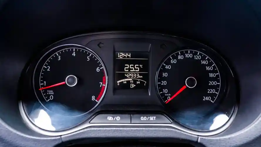 中控偏向驾驶员一侧,用起来比较方便,黑底白字红指针的仪表盘,很大