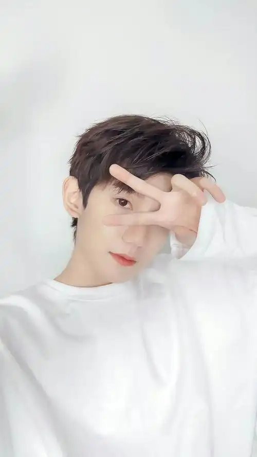 王源晒戴兔耳朵帽子比耶照,乖巧又呆萌,明明是酷哥却总是很可爱