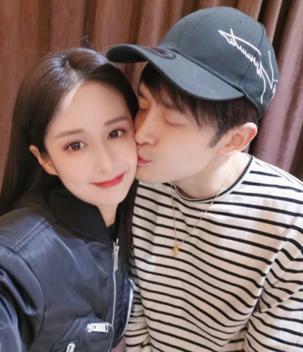 颖儿晒家庭合影庆生付辛博抱女儿出镜小月亮穿蓝披风很乖巧