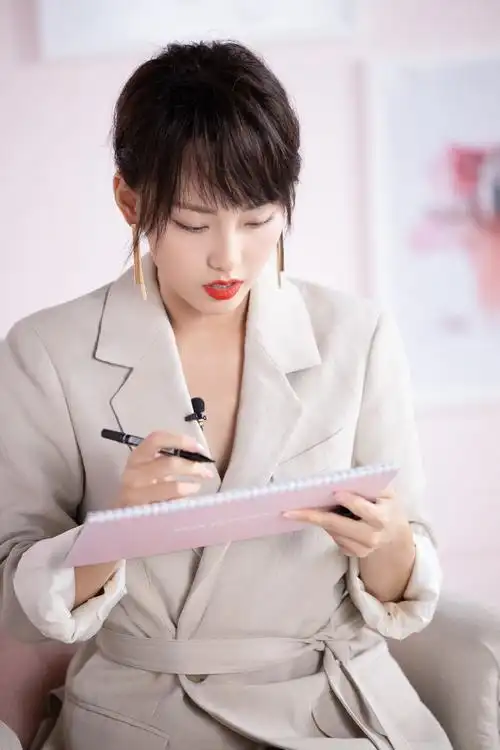 简介:张嘉倪西服短裤品牌活动图片,分享一组张嘉倪图片给大家,图中的