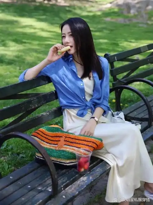 被高圆圆街拍惊艳到,夏天穿"蓝色衬衫"高级有魅力!