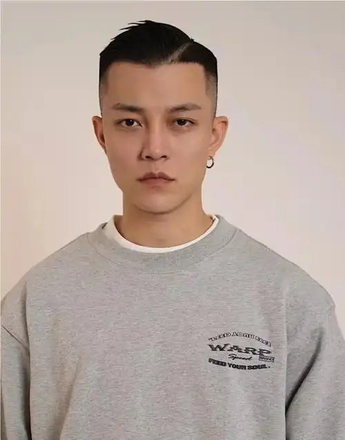 周边头发铲短,显得干净又利落,头顶头发梳个三七分的造型,帅气时尚很