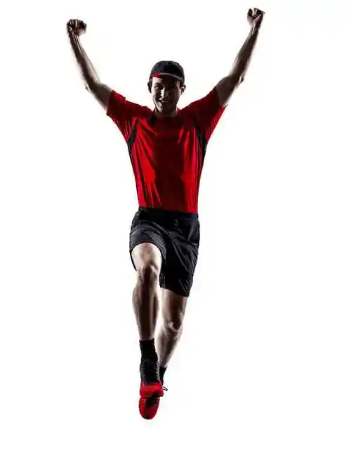 白色背景下黑人篮球运动员做出扣篮动作