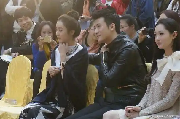 最近,一组赵丽颖和冯绍峰一家三口的照片在社交媒体上引起了人们的