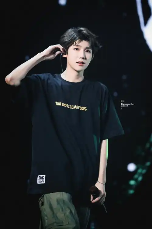 王源骄傲大合唱太好哭了##王俊凯送王源花篮