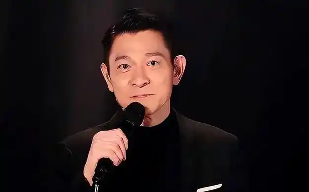 62岁刘德华近照老态龙钟?头发花白啤酒肚显现一脸愁容,网友震撼