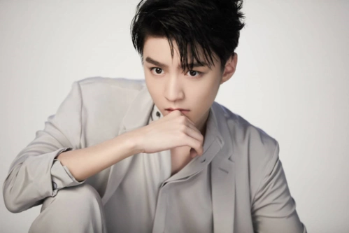 王俊凯时尚大片这不是王俊凯寸头曝光创意十足艺术感爆棚