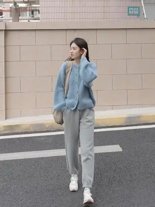 01,灰色运动束脚裤 白色薄外套,这样的搭配更适合春夏的季节,清爽又