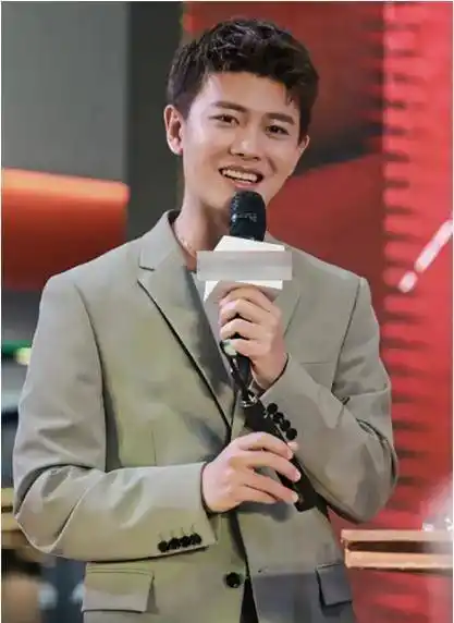 任嘉伦古装剃发帅若两人,程潇却秃到没刘海不行_因为_网友_时候