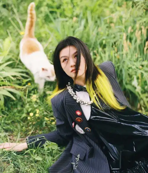 90后女演员春夏好有灵气,拍森林写真宛如精灵公主,大眼睛好美丽