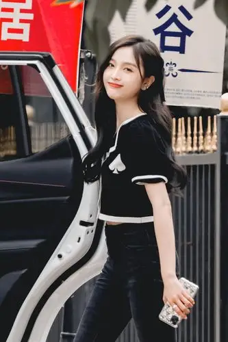 吴宣仪紧身牛仔裤近拍,都是嫩妞,和许佳琪你们更想上哪个?哪个活好