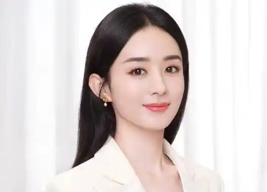 34岁赵丽颖拍时尚大片,p图太过比例失调,网友直呼认不出_照片_杂志